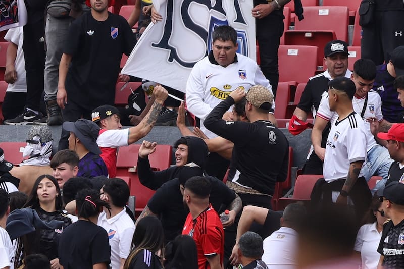 Barristas de Colo Colo peleando en el Estadio Nacional. Foto: Agencia ATON.
