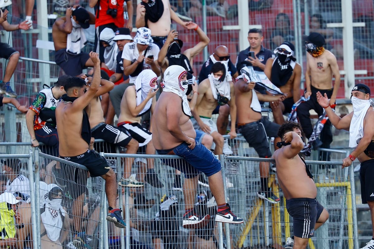 Hinchas de Colo Colo provocando desmanes en la Supercopa ante Huachipato. Foto: Agencia Aton.