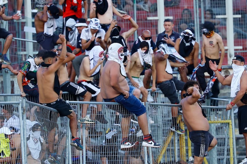 Hinchas de Colo Colo en la Supercopa contra Huachipato disputada en el Estadio Nacional