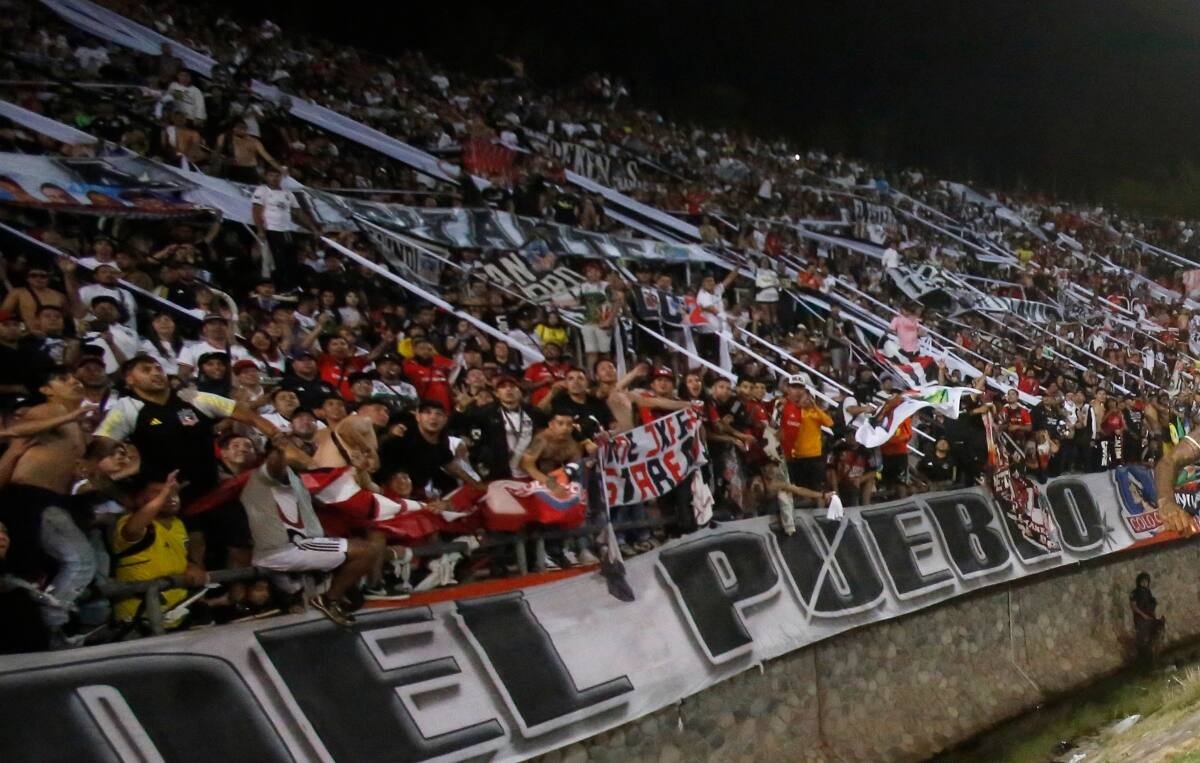 Dos hinchas de Colo Colo fueron detenidos por posesión de drogas. Foto: Agencia Aton.