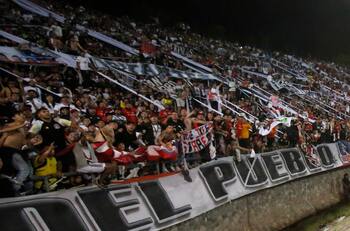 3 mujeres, un menor y un argentino: exponen a los 23 hinchas de Colo Colo detenidos en Mendoza