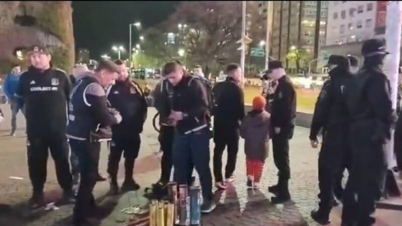 Policía argentina realiza intensa pesquisa a hinchas de Colo Colo: se hallaron metralletas de artificio