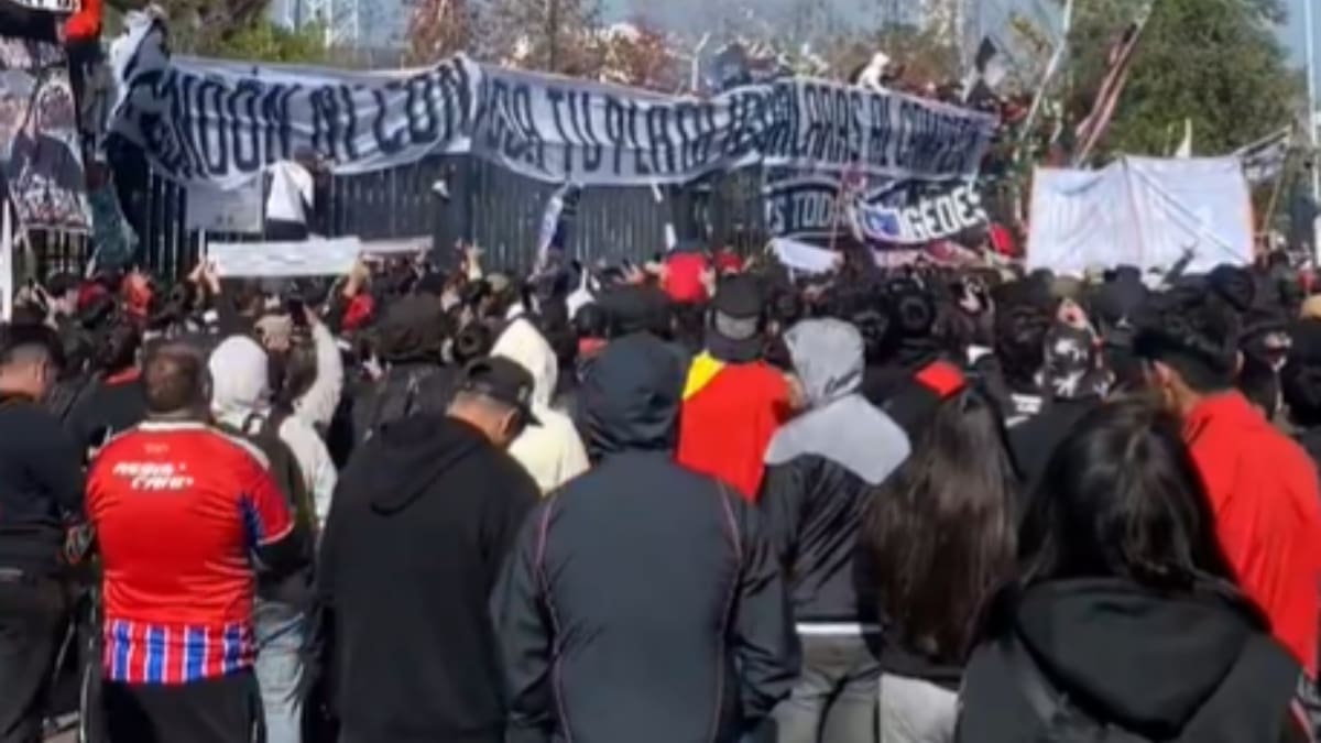 VIDEO | Arengazo en el Estadio Monumental termina con incidentes entre hinchas de Colo-Colo y Carabineros