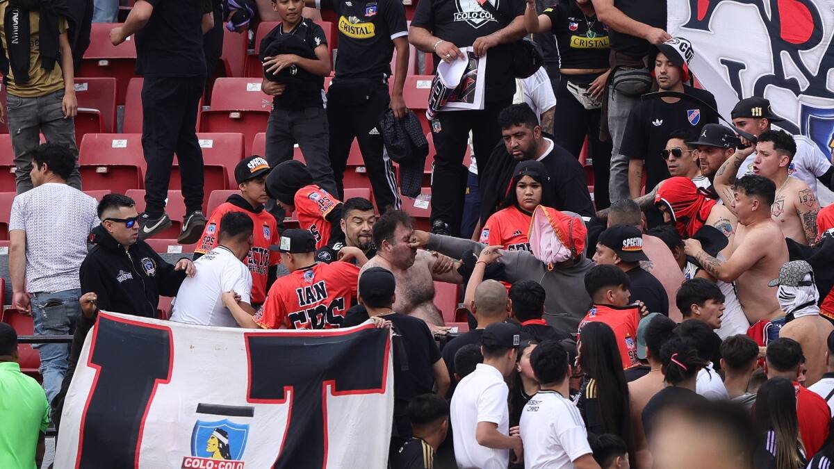 “Cuchillazos en la hinchada”: en Argentina reaccionan a brutal pelea en la barra de Colo Colo
