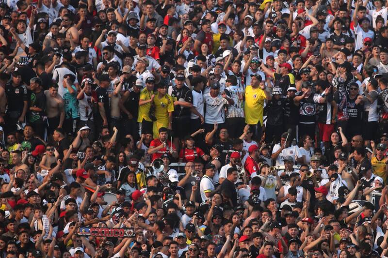 Hinchas de Colo Colo en el estadio Monumental (Foto: Photosport)