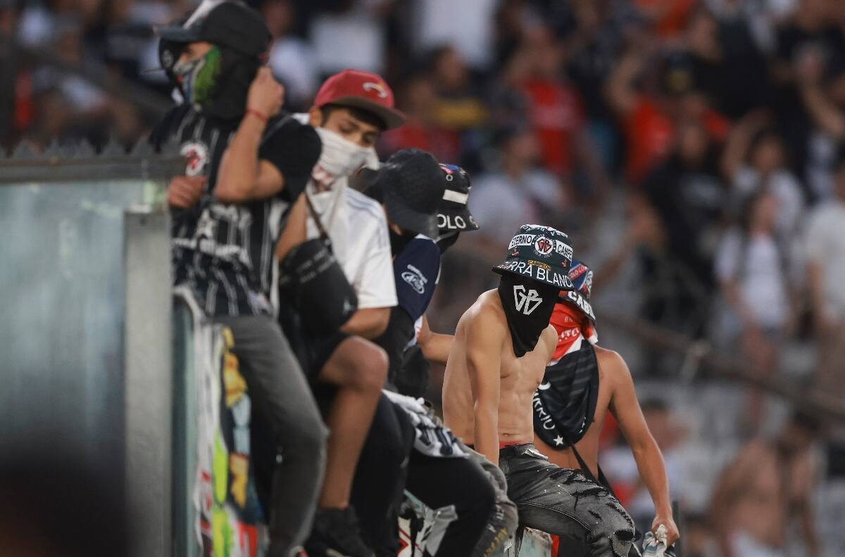 Hinchas de Colo Colo vandalizaron estadio del fútbol chileno: autoridades locales indignadas
