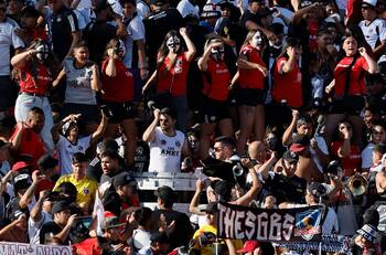 Detienen a dos hinchas de Colo Colo en Paraguay por posesión de drogas