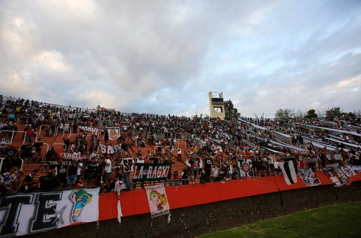 Hinchas de Colo Colo siguen sembrando el caos en Mendoza: reportan nuevos casos de violencia