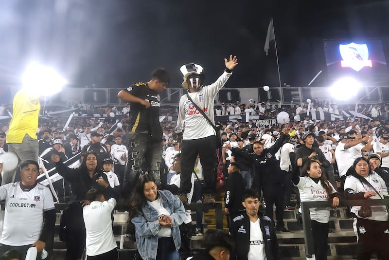 Pato Yáñez apunta contra los jugadores de Colo Colo. Foto: Aton.