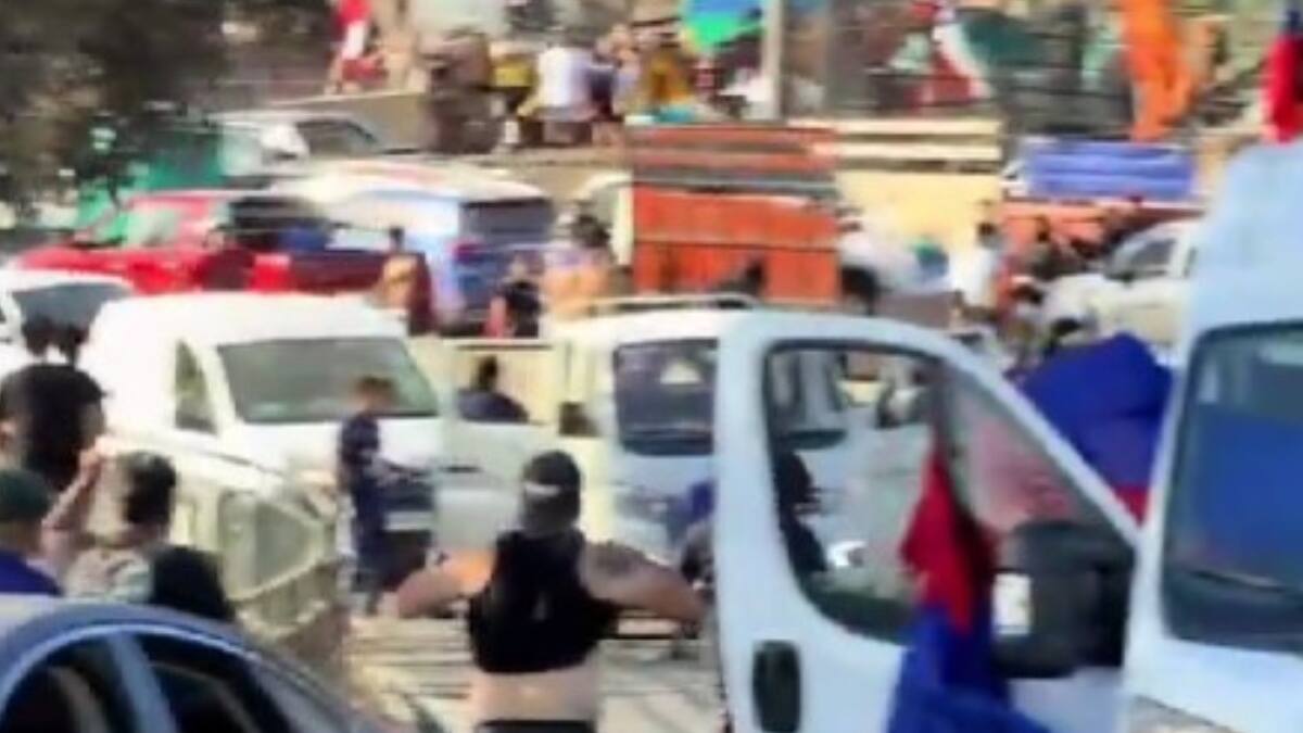 VIDEO | Insólito: captan a hinchas de la U y Colo Colo peleando entre los afectados por los incendios en el Biobío