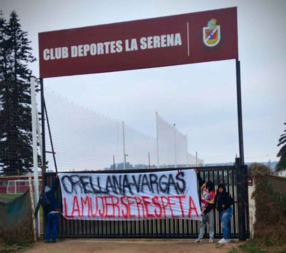 Lienzo en el complejo del club. Foto: @lospapayerosoficial