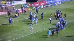 VIDEO | Hinchas de Everton invadieron la cancha y agredieron a sus jugadores en el partido frente a la UC