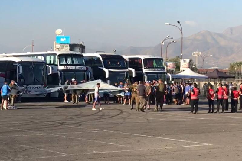 Hinchas de Godoy Cruz fueron revisados en el ingreso al Estadio Monumental.