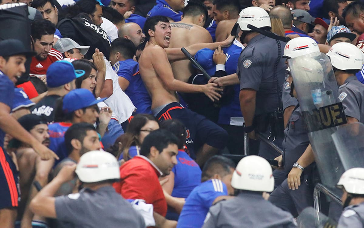 Incidentes entre hinchas de la U y la policía brasileña en la visita a Corinthians en 2017.