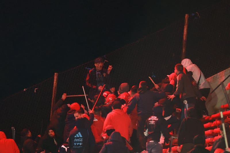 Siendo brutalmente golpeados por fanáticos de Independiente. Foto: Aton.