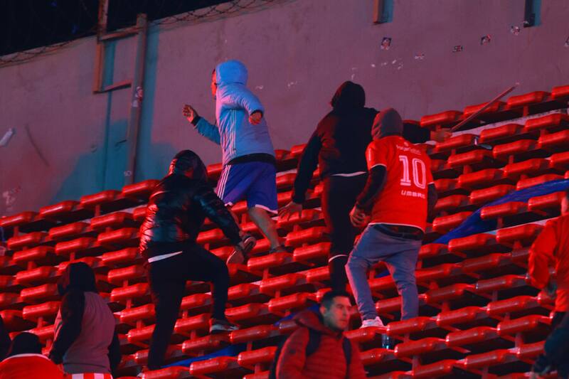 Agredidos por barristas de Independiente. Foto: Aton.