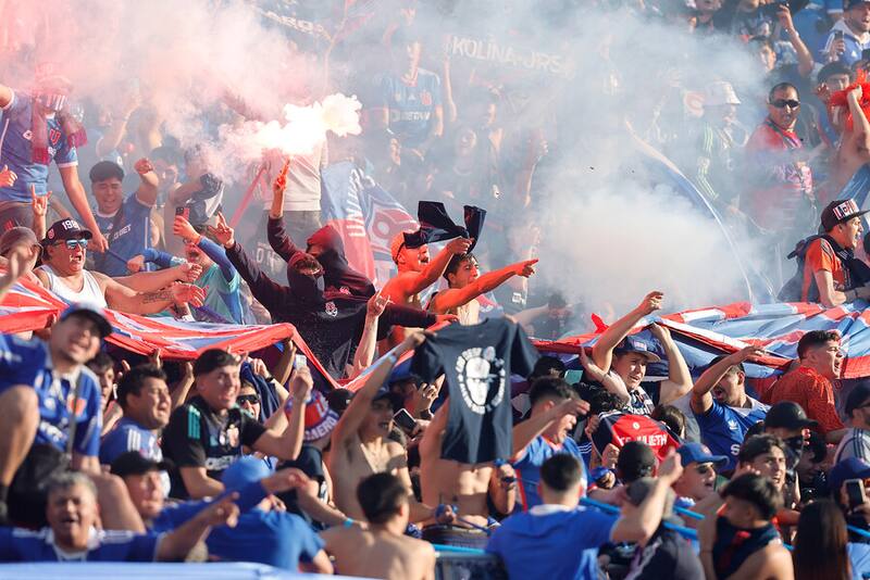 Hinchas de la U lanzaron artificio en el compromiso frente a Colo Colo. Foto: Aton.