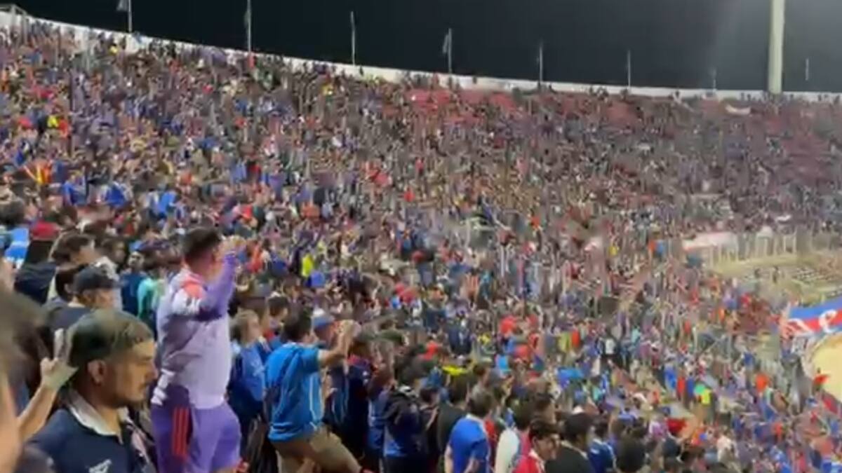 VIDEO | “Paqui ya se va”: hinchada de la U se aburrió de Meneghini y pidió su salida en el Nacional