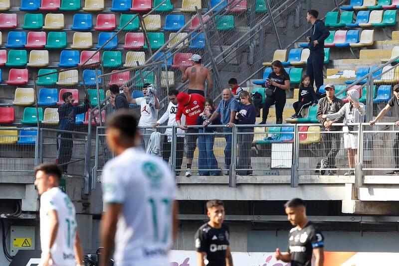 Hinchas de la U presentes en el partido ante Audax Italiano. Foto: Aton.