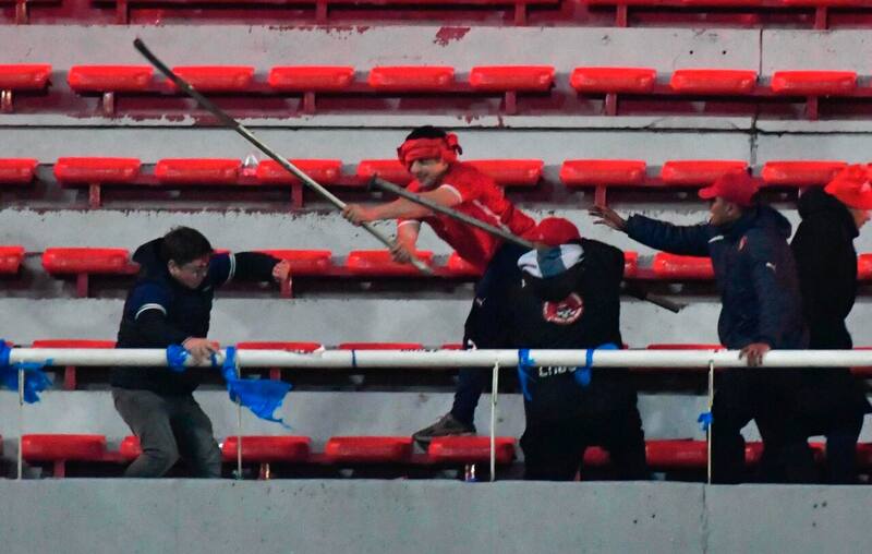 Golpeados de forma criminal por barristas de Independiente.
