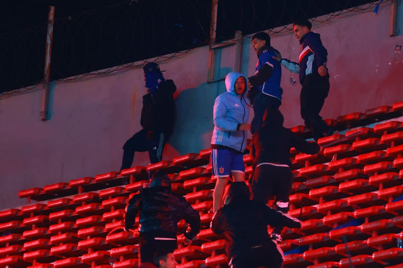Arrancando de los barristas de Independiente. Foto: Aton.