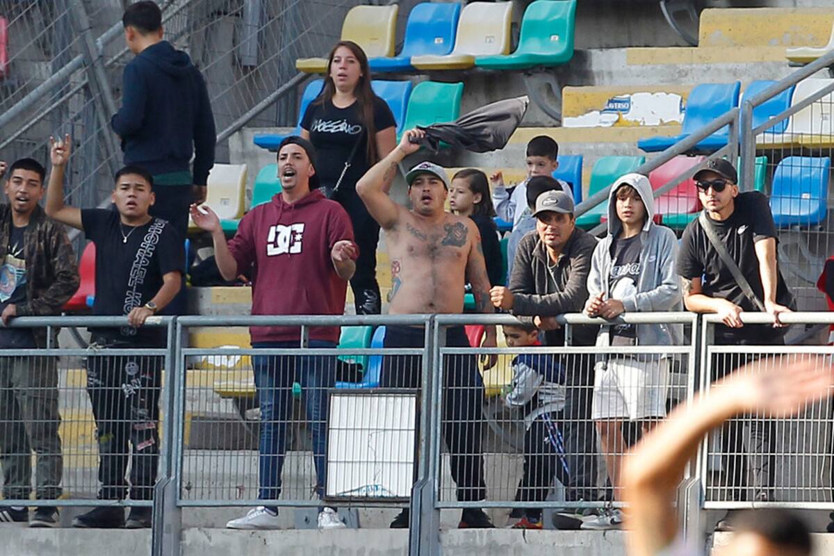 Hinchas de la U presentes en el Bicentenario de La Florida. Foto: Aton.