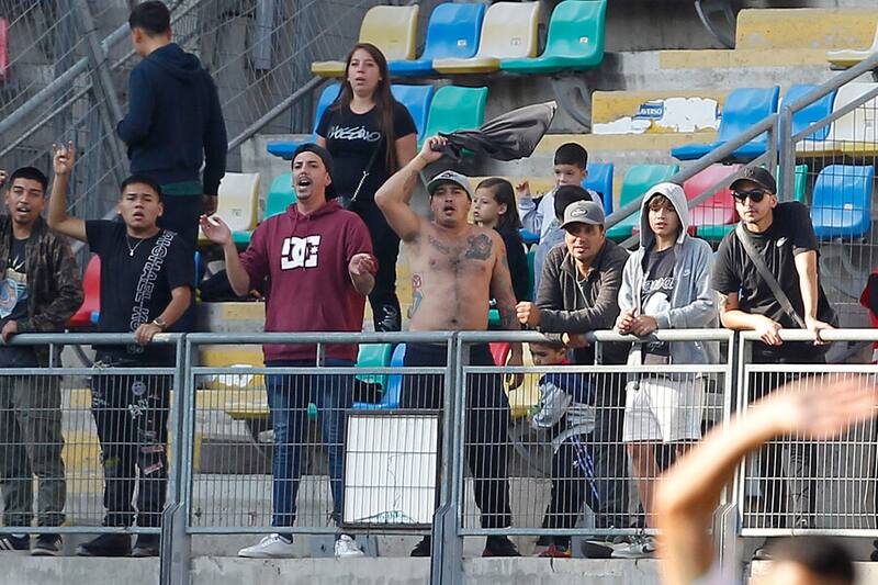 Hinchas de la U presentes en el Bicentenario de La Florida. Foto: Aton.