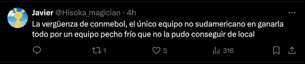 Hinchas de la U se hacen un festín con los de Colo Colo.