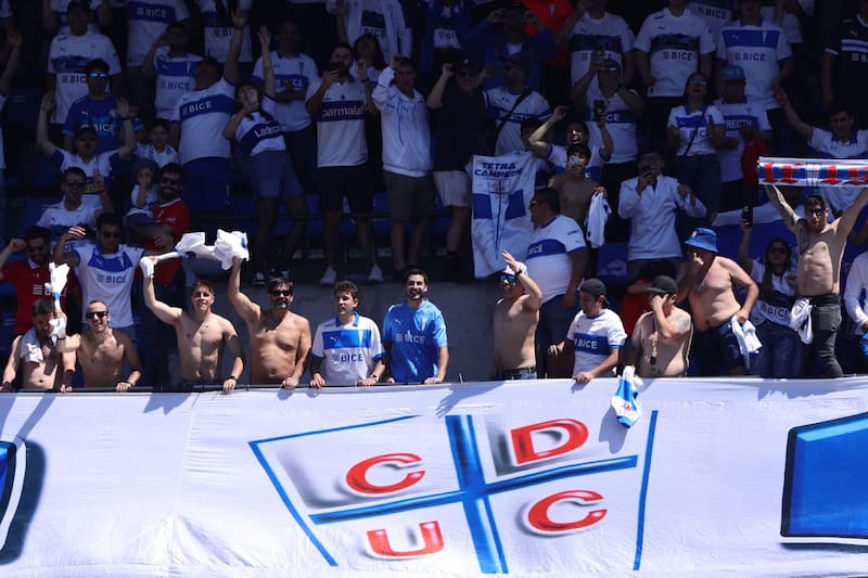 . Fanáticos cruzados en el Claro Arena. Foto: Agencia Aton.