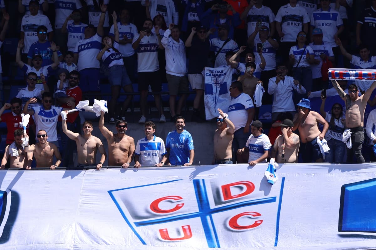 Fanáticos cruzados en el Claro Arena. Foto: Agencia Aton.