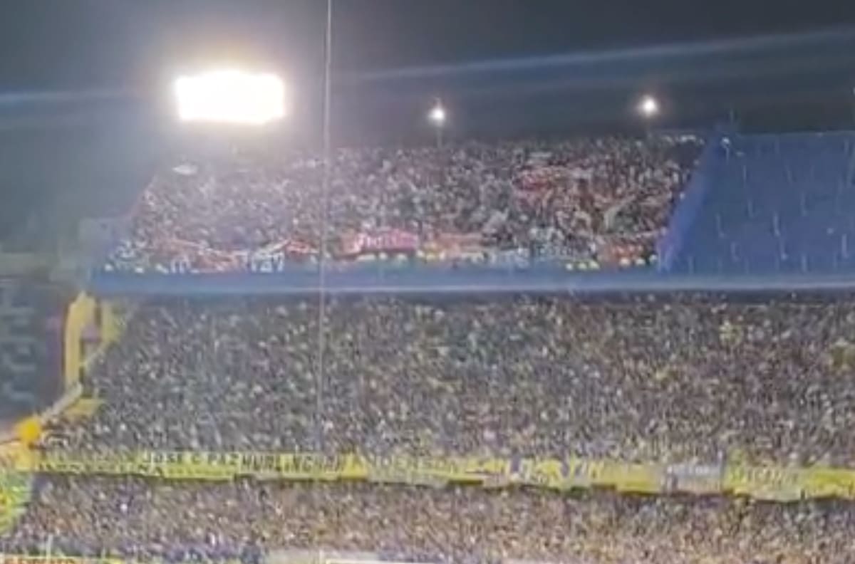 VIDEO | Alegría desbordada: así festejaron los hinchas de la UC el triunfo ante Boca Juniors en La Bombonera