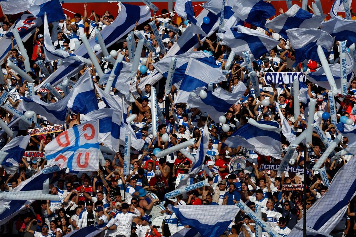 Fanáticos cruzados en el Santa Laura. Foto: Agencia Aton.