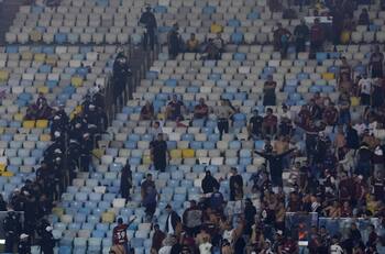 El dardo a la U en medio de la pelea entre los hinchas de Lanús y la policía brasileña en el Maracaná