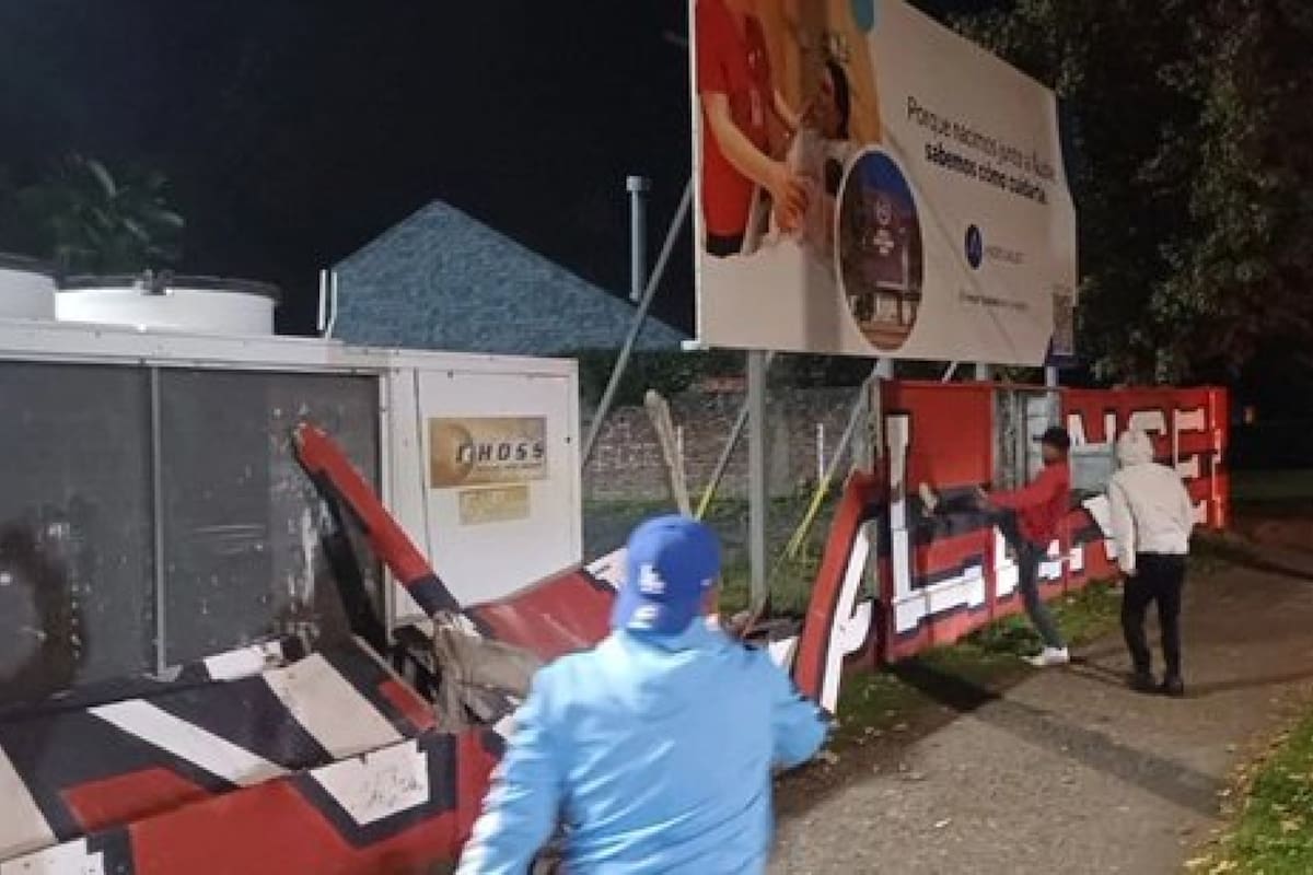 Dañando el mural de Ñublense.