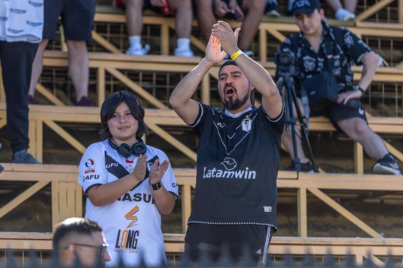 Hinchas de Santiago Morning aplauden a los jugadores tras la victoria ante San Luis de Quillota en el Estadio Municipal de La Pintana. Foto: Felipe Escobedo