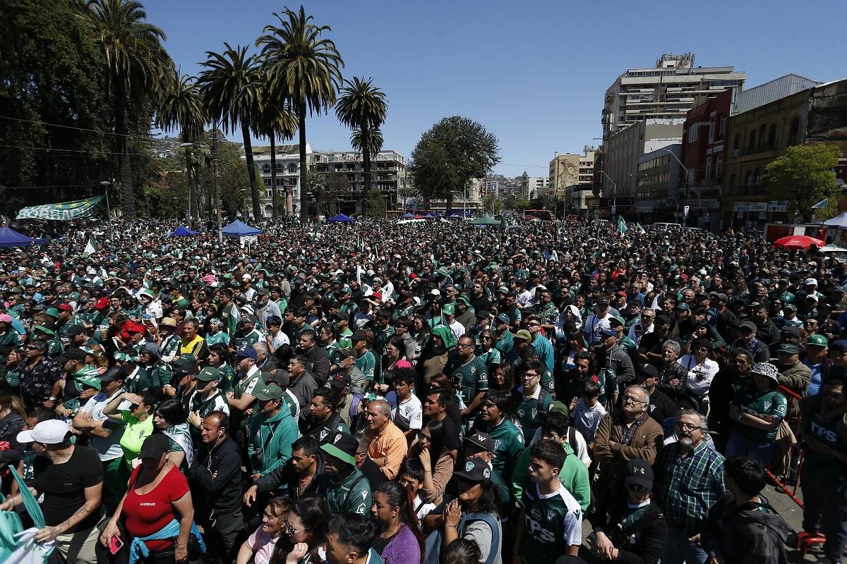 Hinchas de Santiago Wanderers en Valparaíso. Agencia Aton