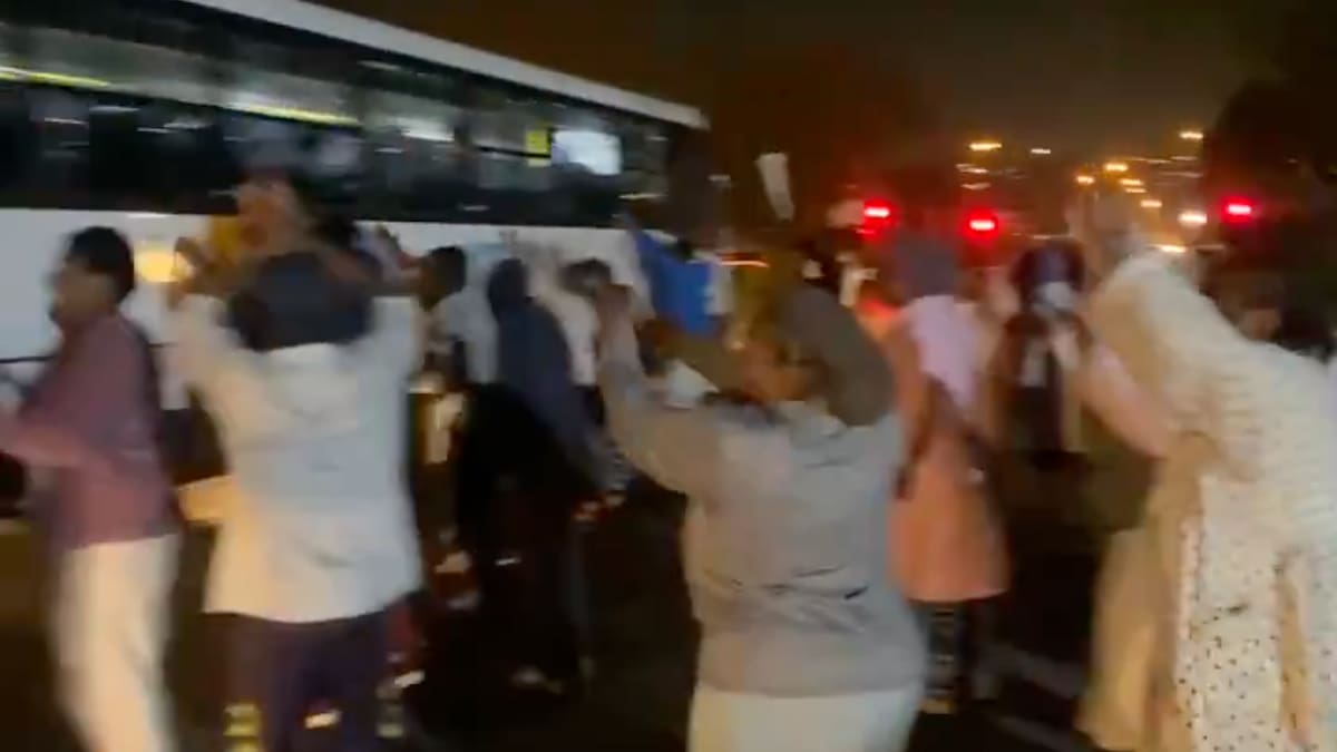 VIDEO | ¡No importaba nada! Hinchas de Sudáfrica salieron a festejar la clasificación en el Mundial en plena madrugada