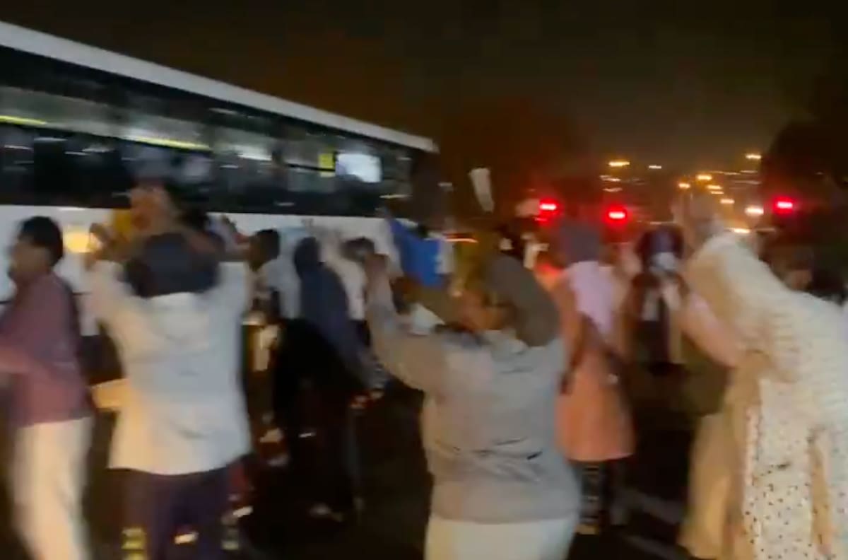 VIDEO | ¡No importaba nada! Hinchas de Sudáfrica salieron a festejar la clasificación en el Mundial en plena madrugada