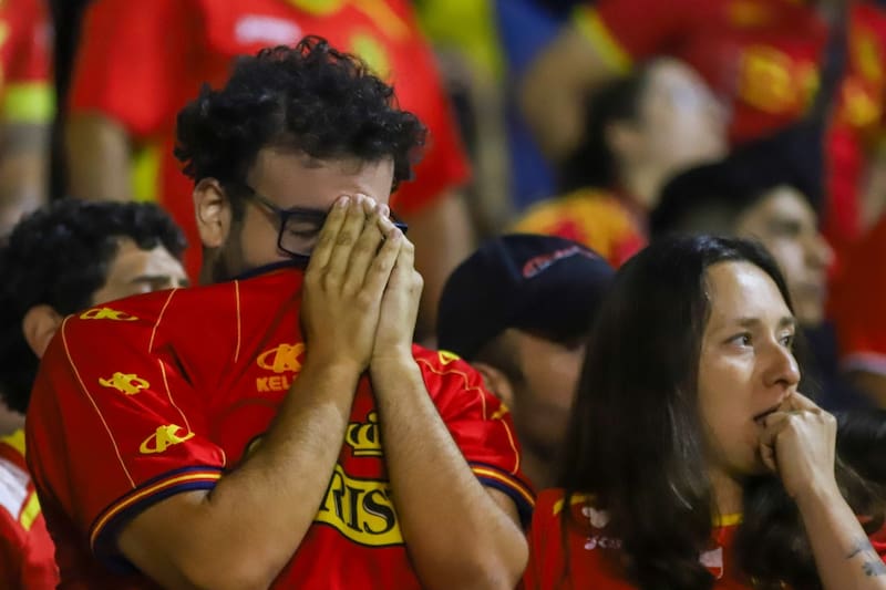 Fanáticos hispanos reaccionan a la derrota ante Deportes Limache