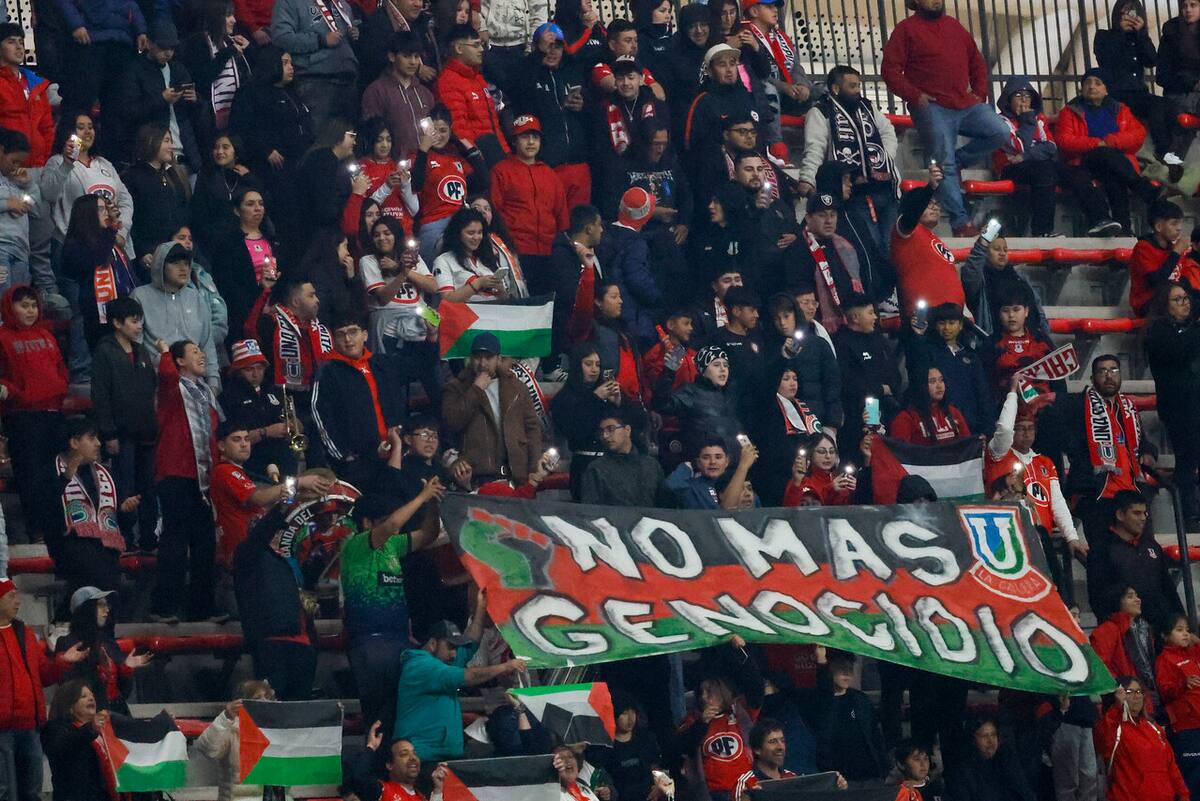 Hinchas de Unión La Calera en apoyo a Palestino el conflicto en Medio Oriente. Foto: Agencia Aton.