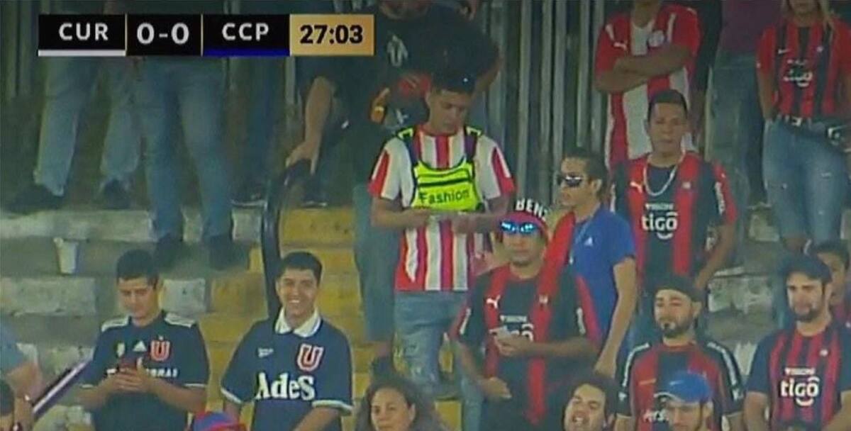 Hinchas de la U aparecieron en el Estadio Monumental para alentar a Cerro Porteño.