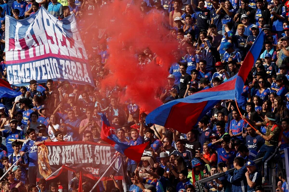 Futbol, entrenamiento de Universidad de Chile
Hinchas de Universidad de Chile, realizan el tradicional banderazo previo al super clsico del domingo 15 de abril, 2018.
Ramon Monroy/Photosport