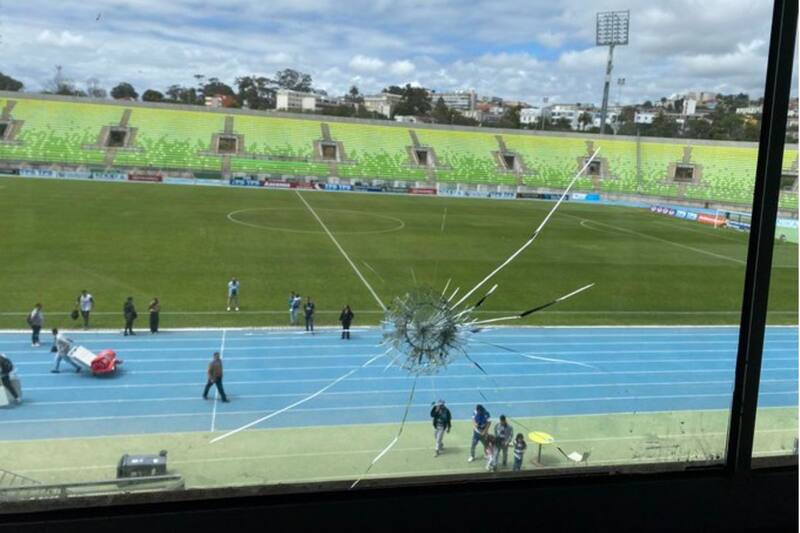 realizaron destrozos en los alrededores del Estadio Elías Figueroa.