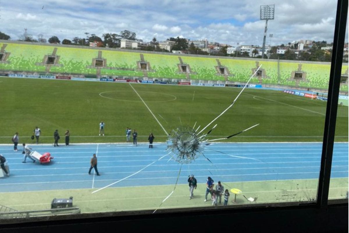 Hinchas de Wanderers realizaron serios desmanes tras la suspensión del partido frente a Universidad de Concepción.