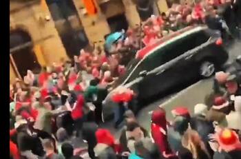 IMÁGENES SENSIBLES | Inglaterra en shock tras atropello masivo a hinchas del Liverpool