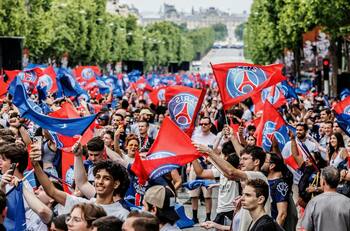VIDEO | Locura total en París: así festeja el PSG su primera Champions League