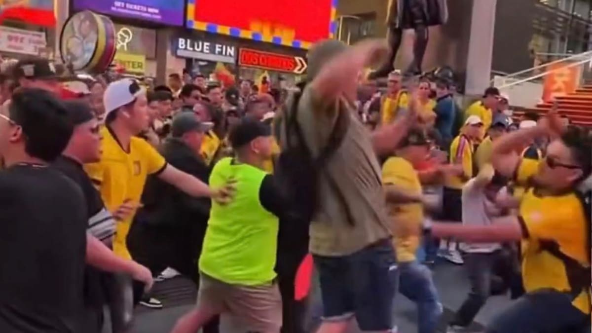 VIDEO | Insólito: Hinchas de Liga de Quito y Barcelona protagonizan batalla campal en banderazo de Ecuador