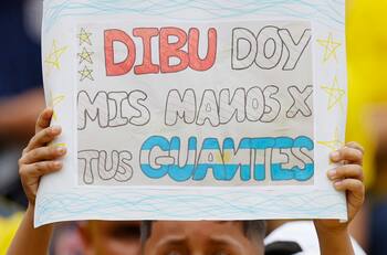 VIDEO: Devoción total por Dibu Martínez en Ecuador