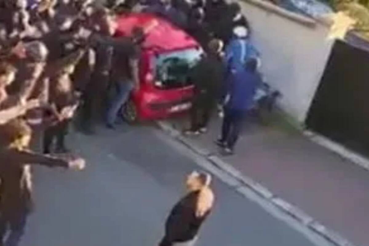Hinchas del PSG protestan a lasa afueras de la casa del brasileño Neymar.
