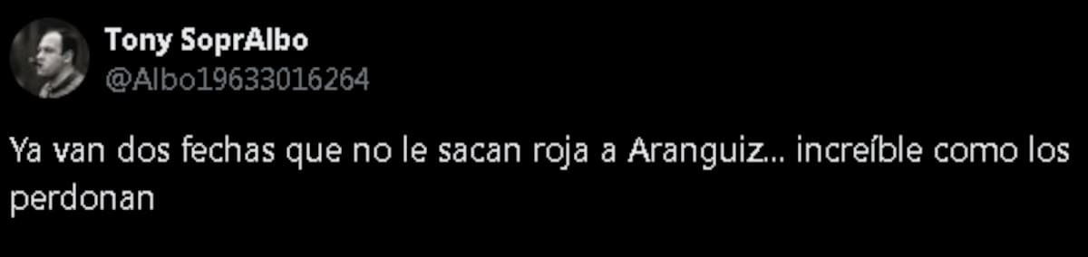Hinchas reaccionan a las faltas de Aránguiz y Falcón.